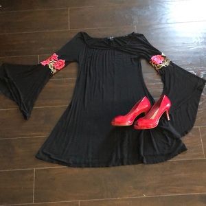 Simple yet stunning black, flowing dress